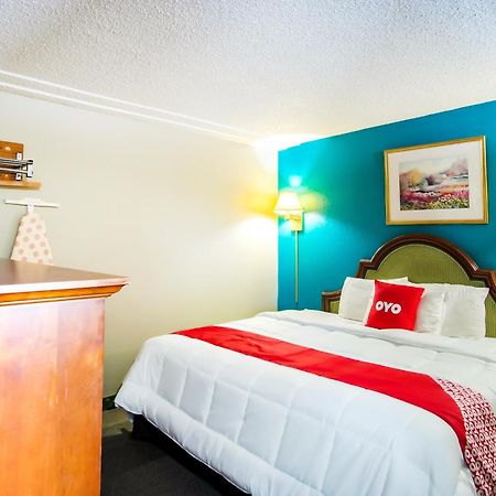 Oyo Hotel Hutchinson West 4Th Ave Bagian luar foto