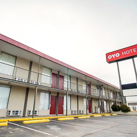Oyo Hotel Hutchinson West 4Th Ave Bagian luar foto