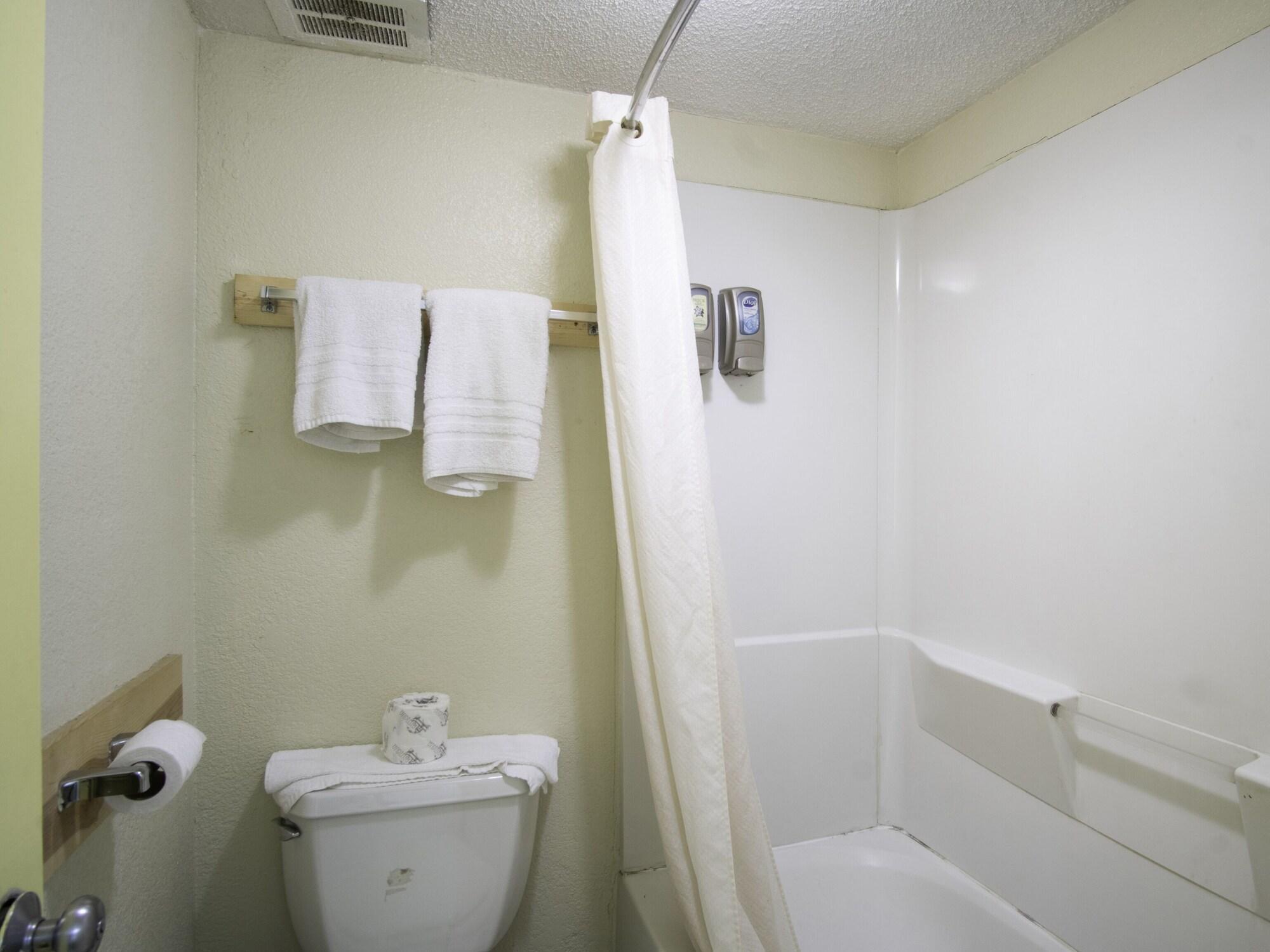 Oyo Hotel Hutchinson West 4Th Ave Bagian luar foto