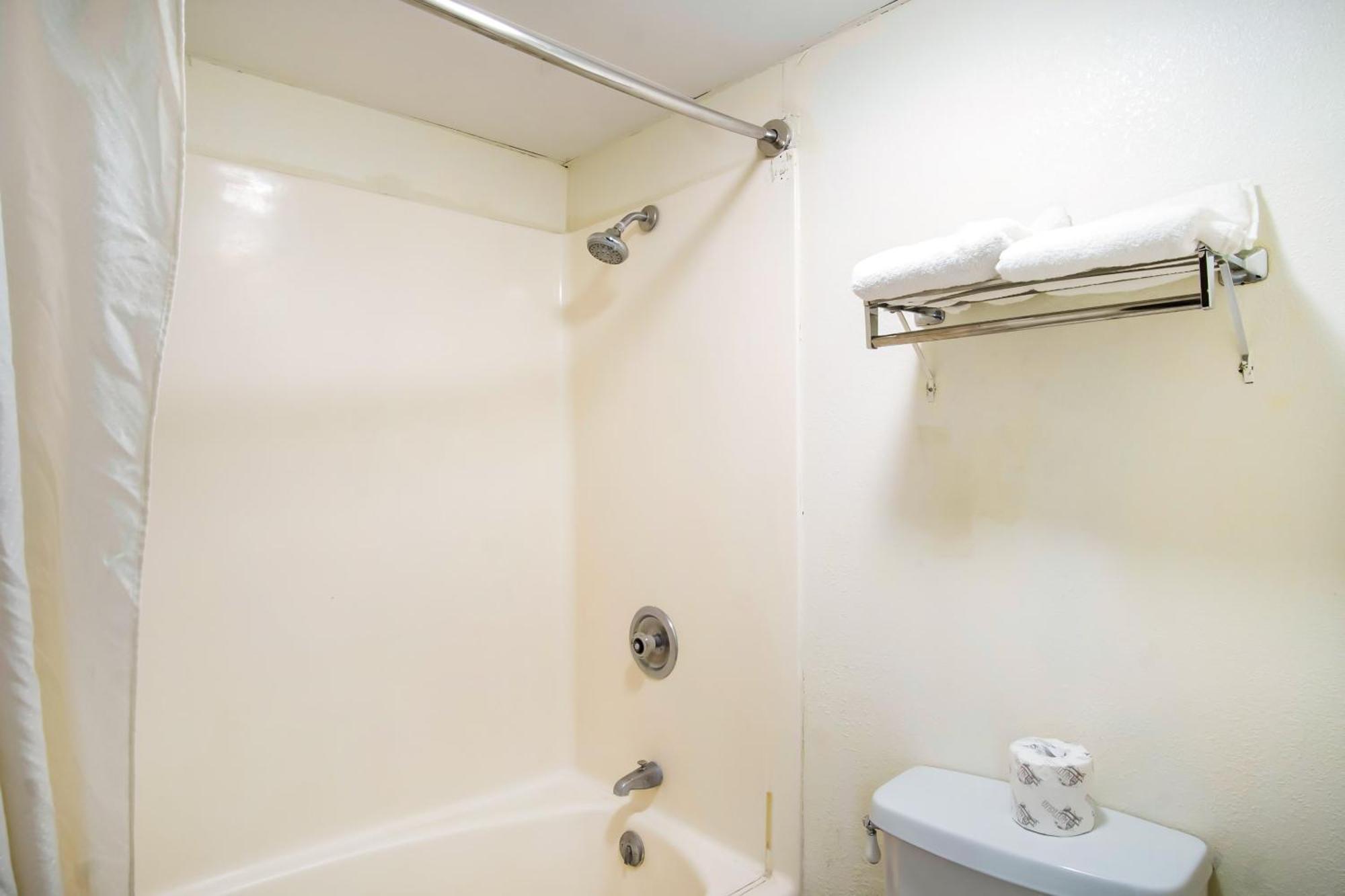 Oyo Hotel Hutchinson West 4Th Ave Bagian luar foto