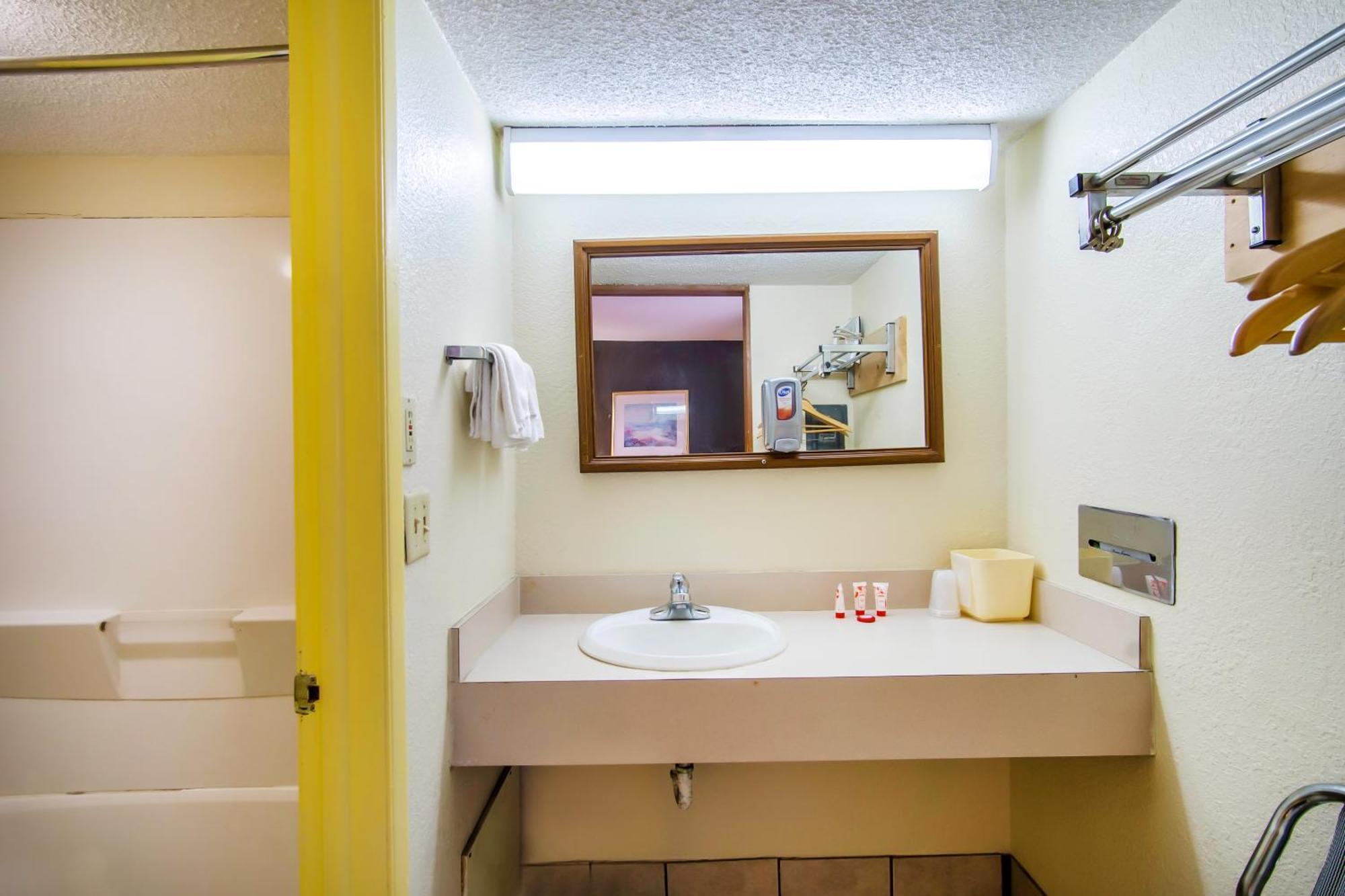 Oyo Hotel Hutchinson West 4Th Ave Bagian luar foto