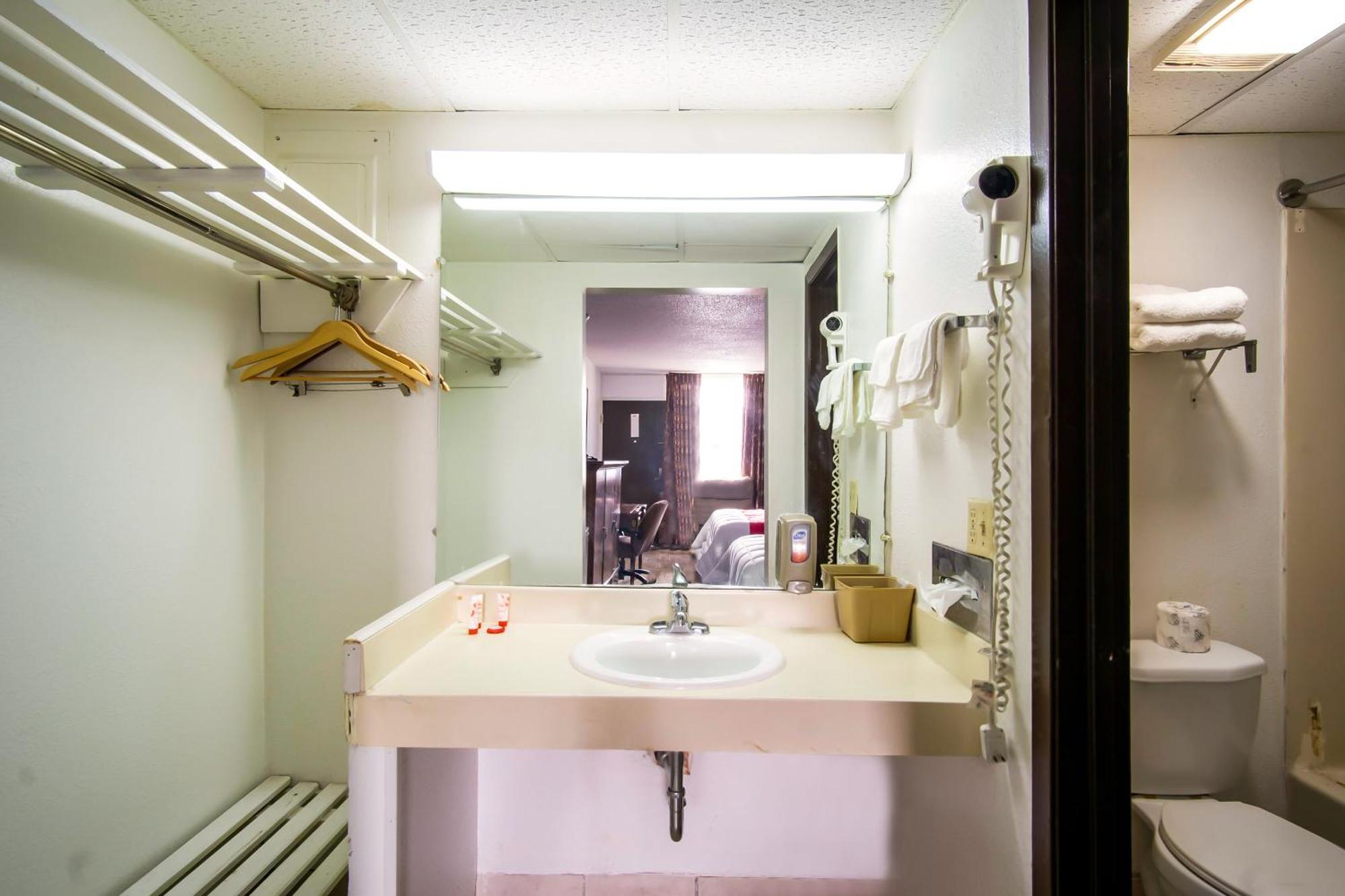 Oyo Hotel Hutchinson West 4Th Ave Bagian luar foto