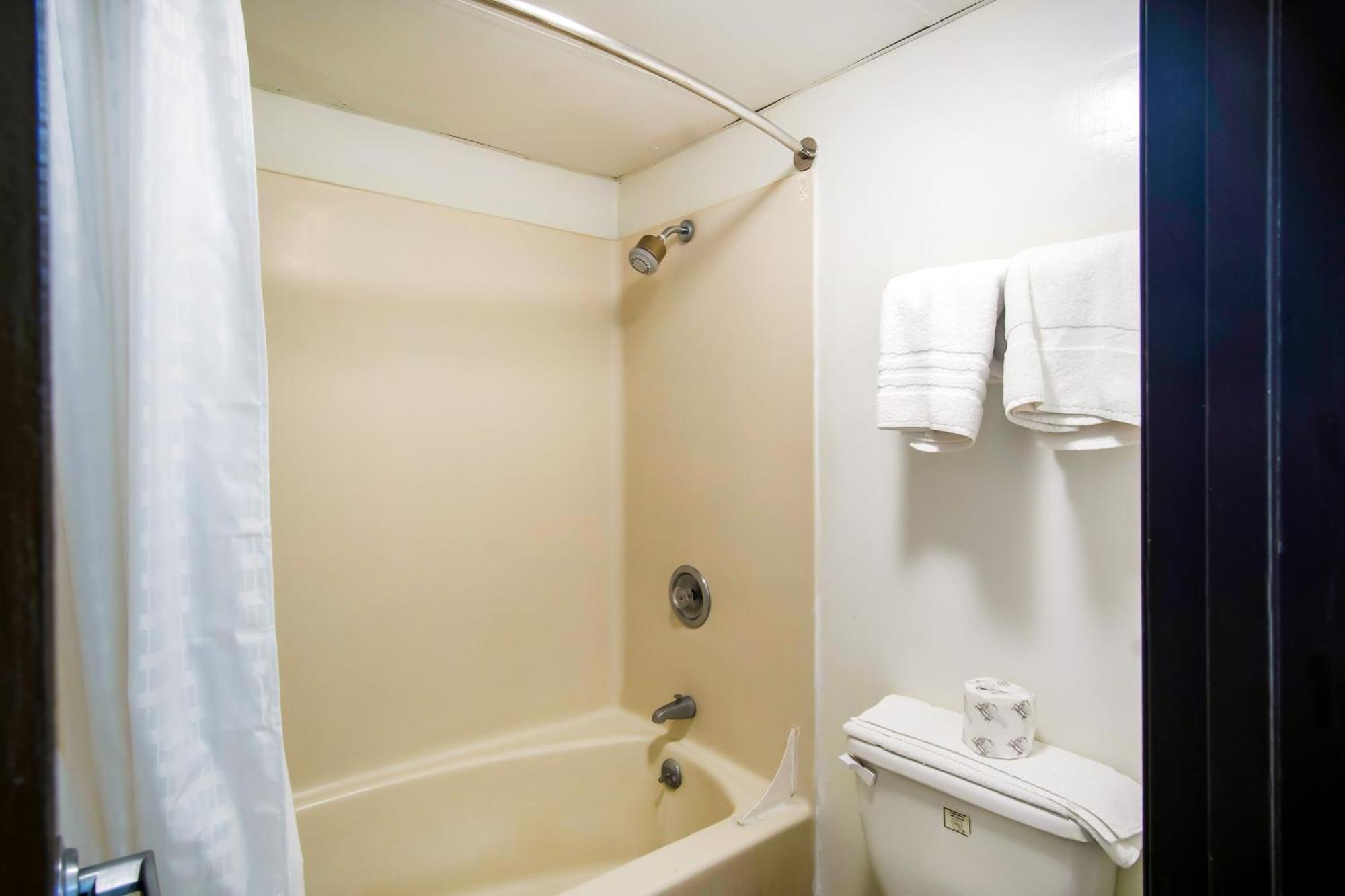 Oyo Hotel Hutchinson West 4Th Ave Bagian luar foto