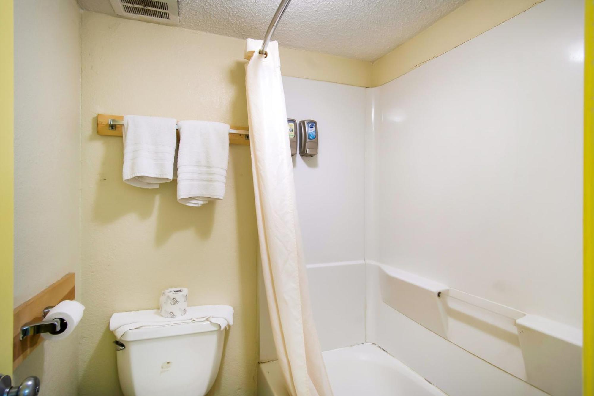 Oyo Hotel Hutchinson West 4Th Ave Bagian luar foto