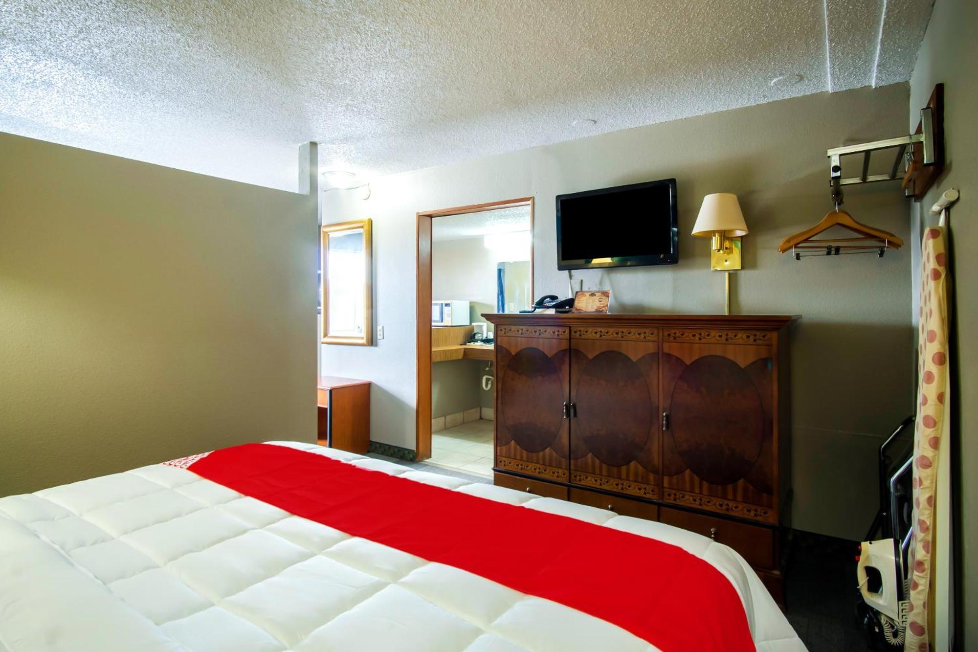 Oyo Hotel Hutchinson West 4Th Ave Bagian luar foto