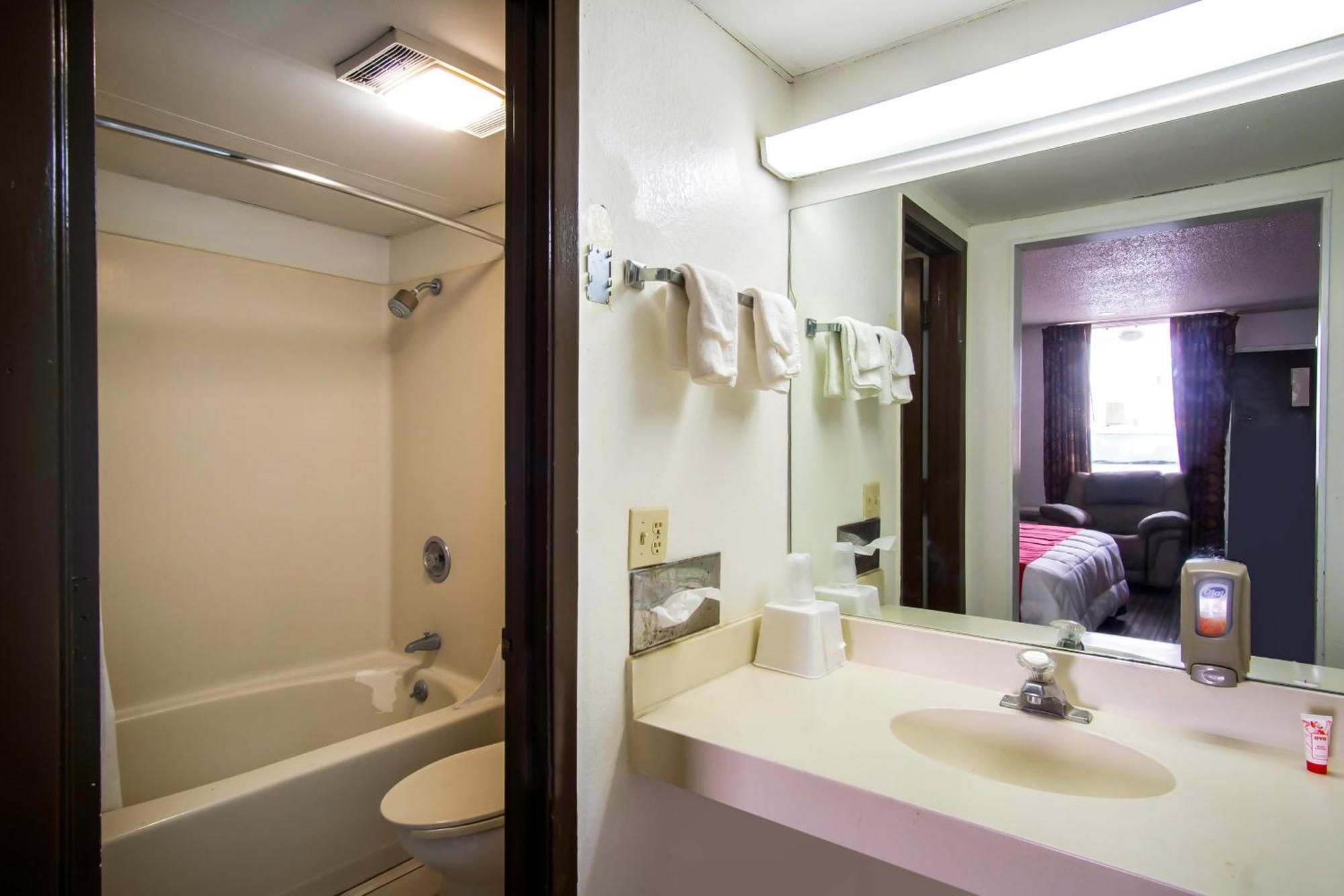 Oyo Hotel Hutchinson West 4Th Ave Bagian luar foto