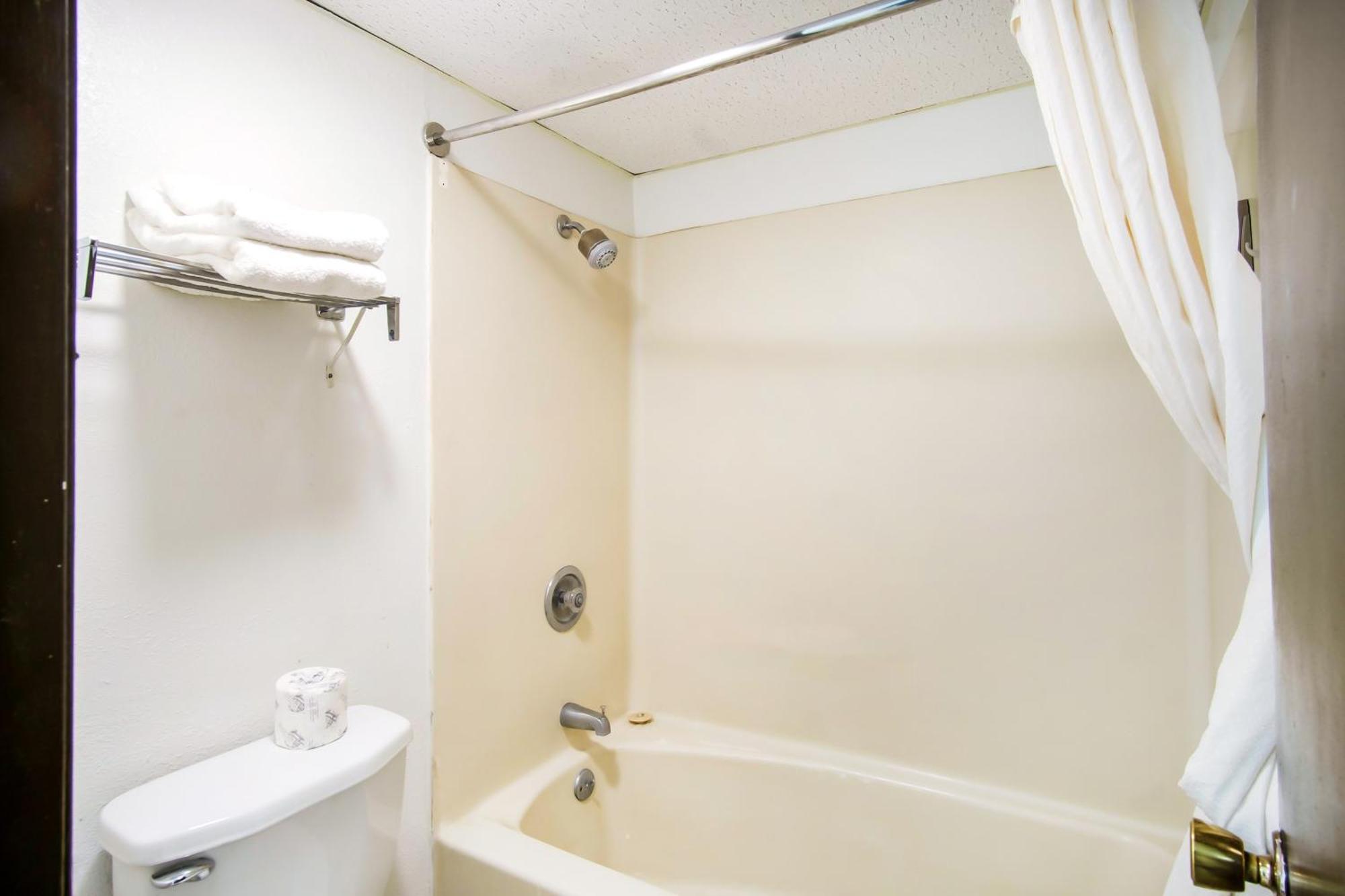 Oyo Hotel Hutchinson West 4Th Ave Bagian luar foto