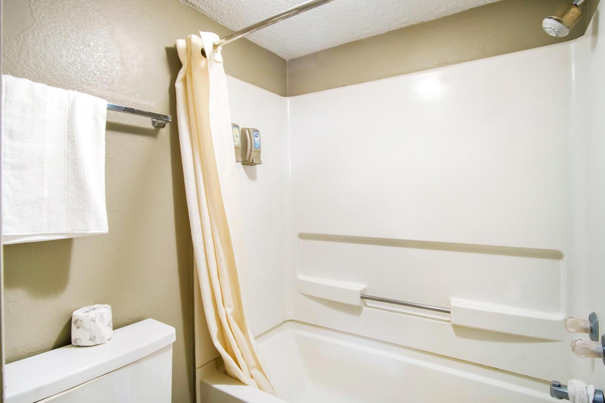 Oyo Hotel Hutchinson West 4Th Ave Bagian luar foto