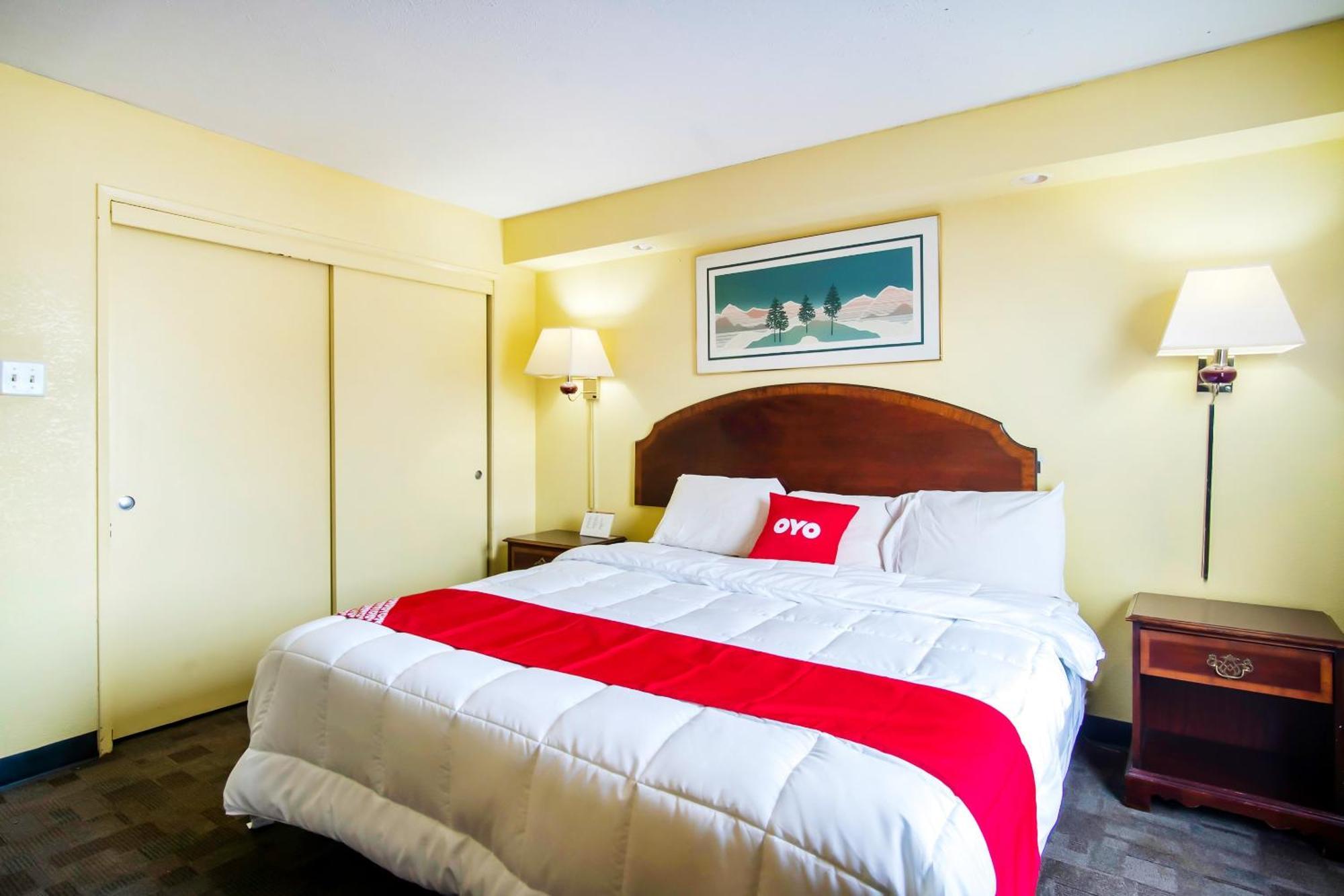 Oyo Hotel Hutchinson West 4Th Ave Bagian luar foto