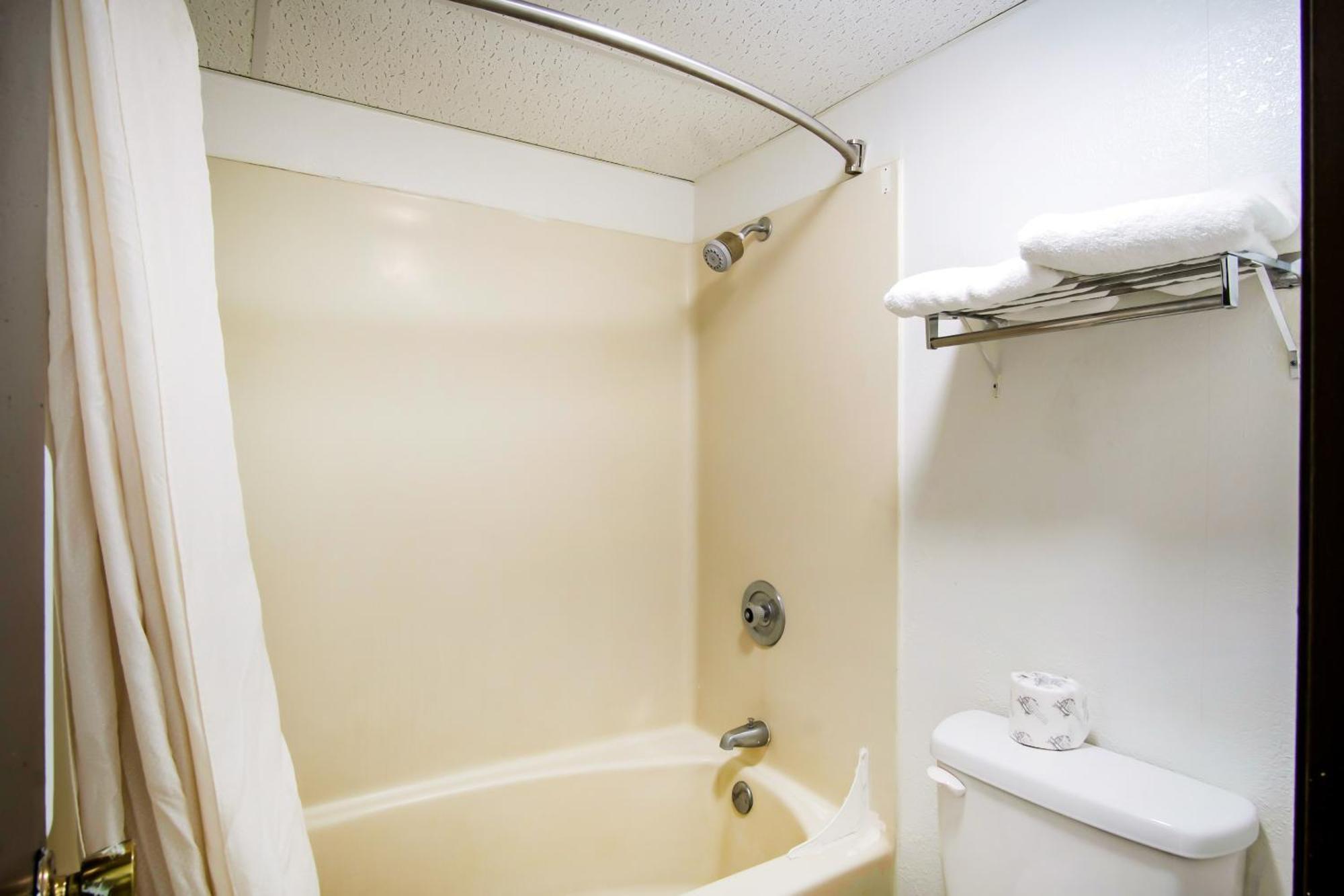 Oyo Hotel Hutchinson West 4Th Ave Bagian luar foto