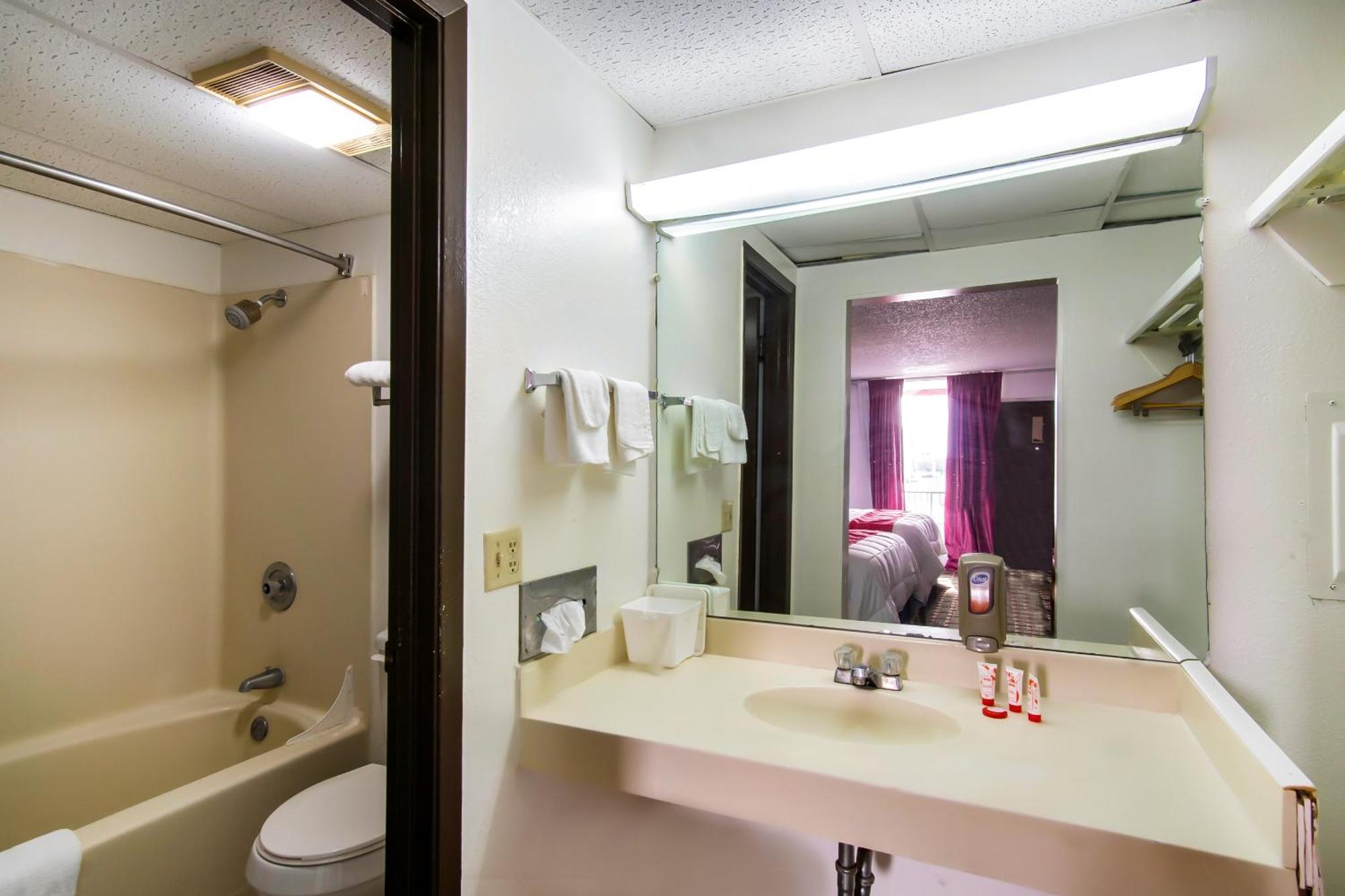 Oyo Hotel Hutchinson West 4Th Ave Bagian luar foto