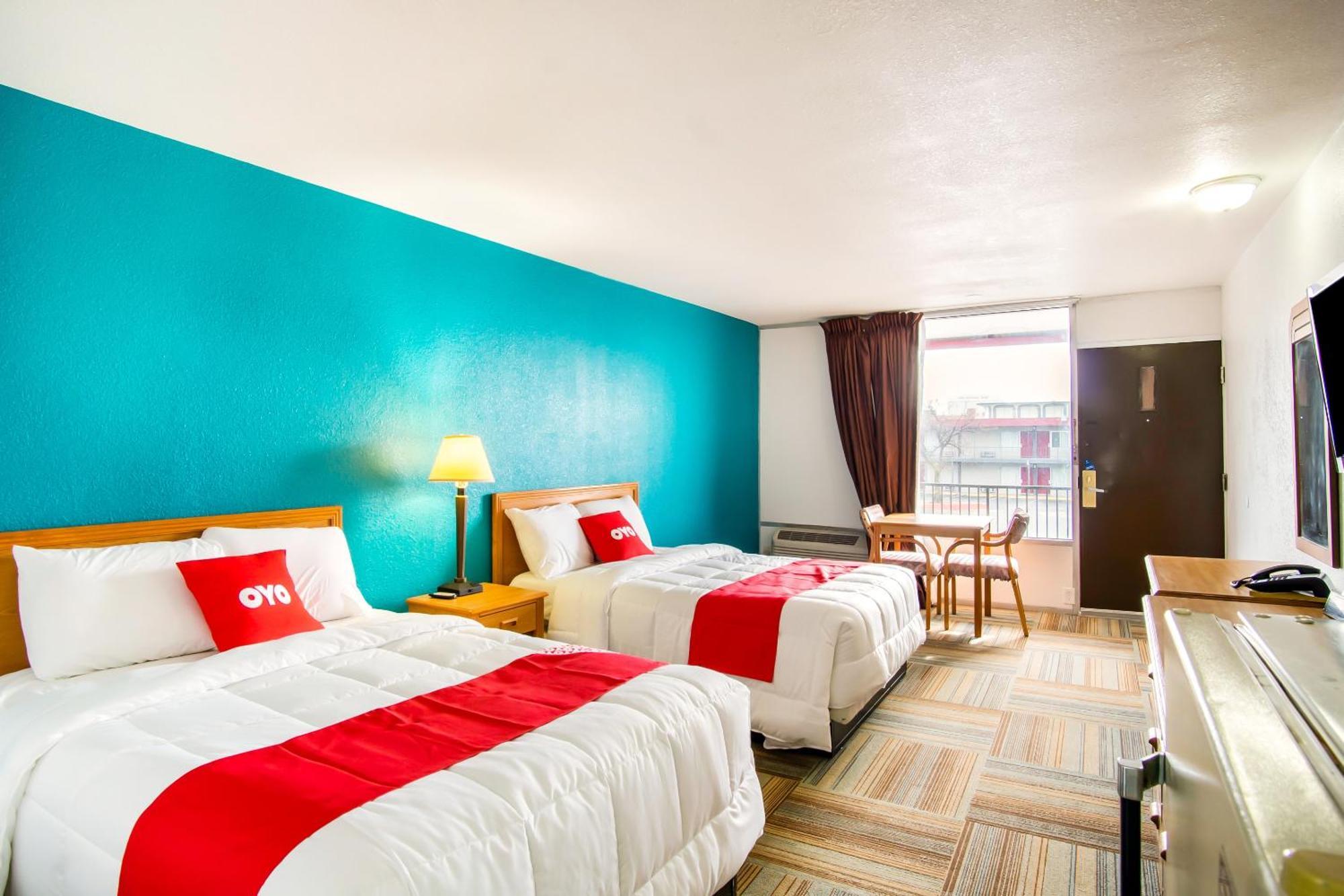 Oyo Hotel Hutchinson West 4Th Ave Bagian luar foto