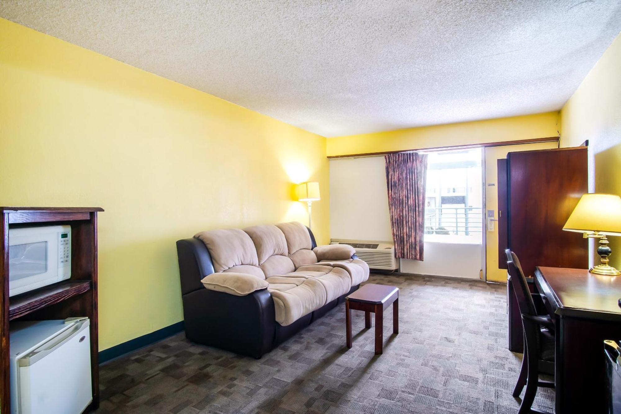 Oyo Hotel Hutchinson West 4Th Ave Bagian luar foto