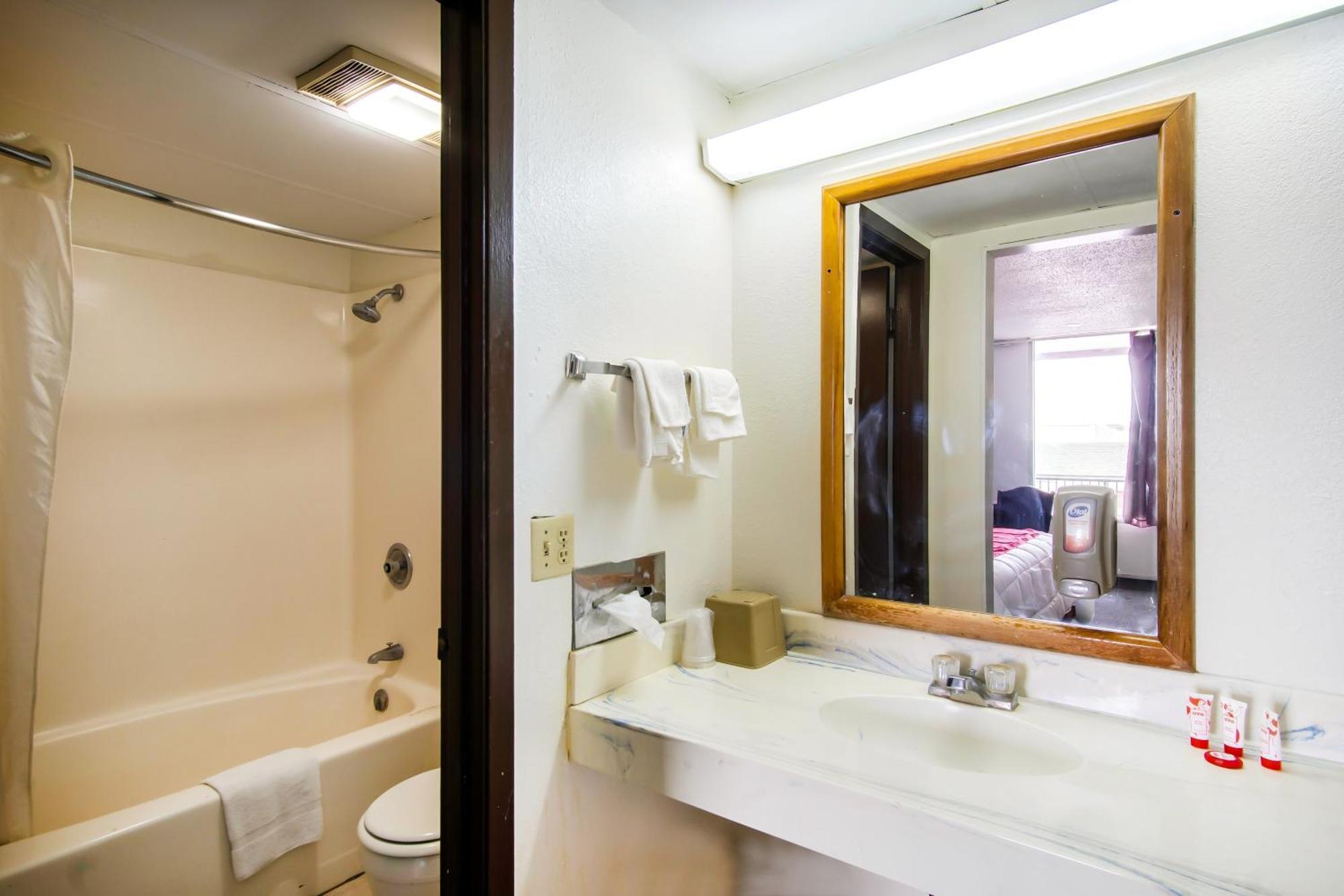 Oyo Hotel Hutchinson West 4Th Ave Bagian luar foto