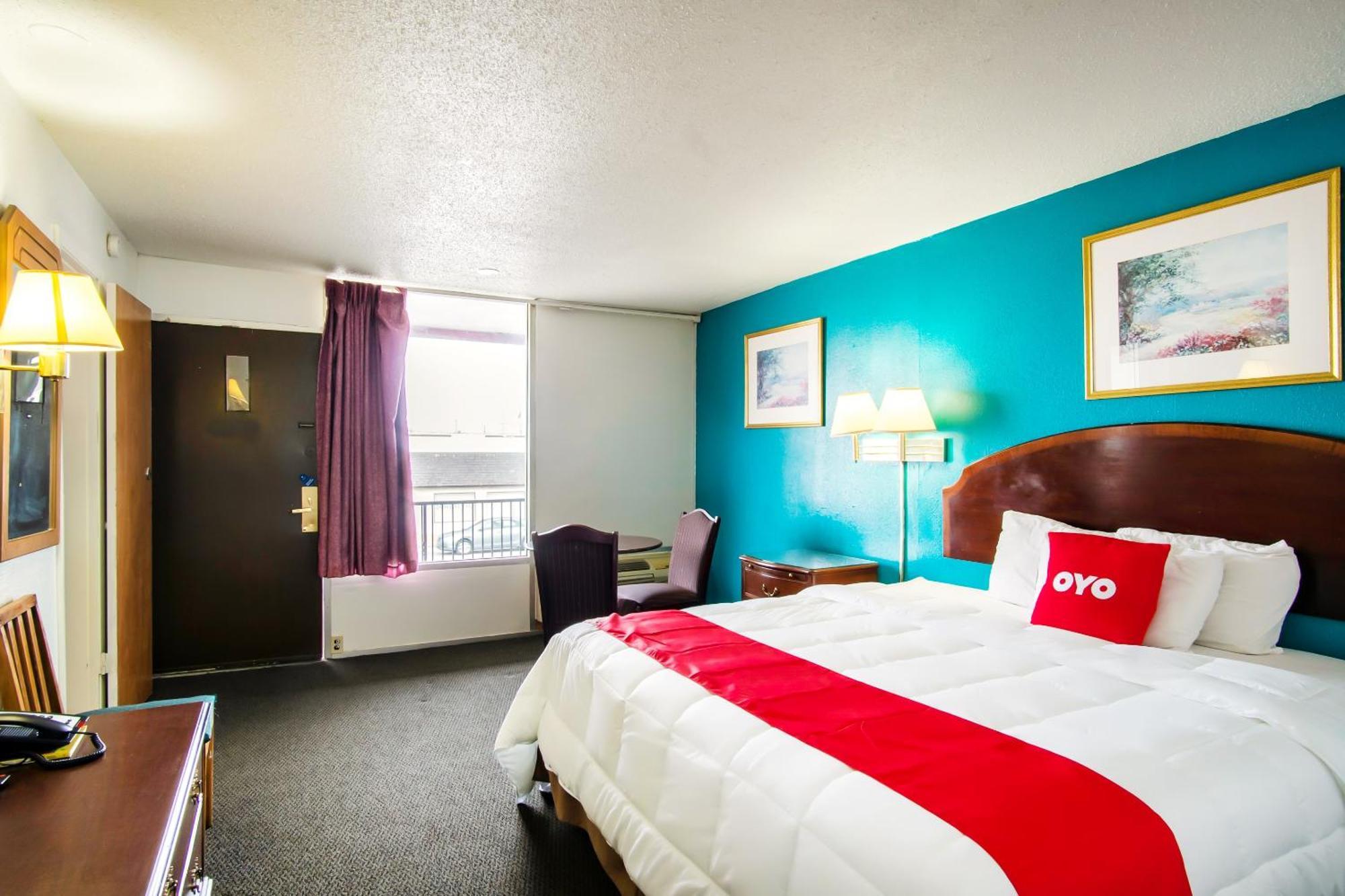 Oyo Hotel Hutchinson West 4Th Ave Bagian luar foto