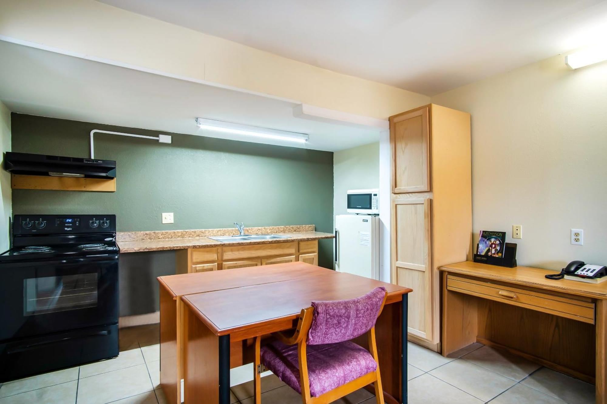 Oyo Hotel Hutchinson West 4Th Ave Bagian luar foto