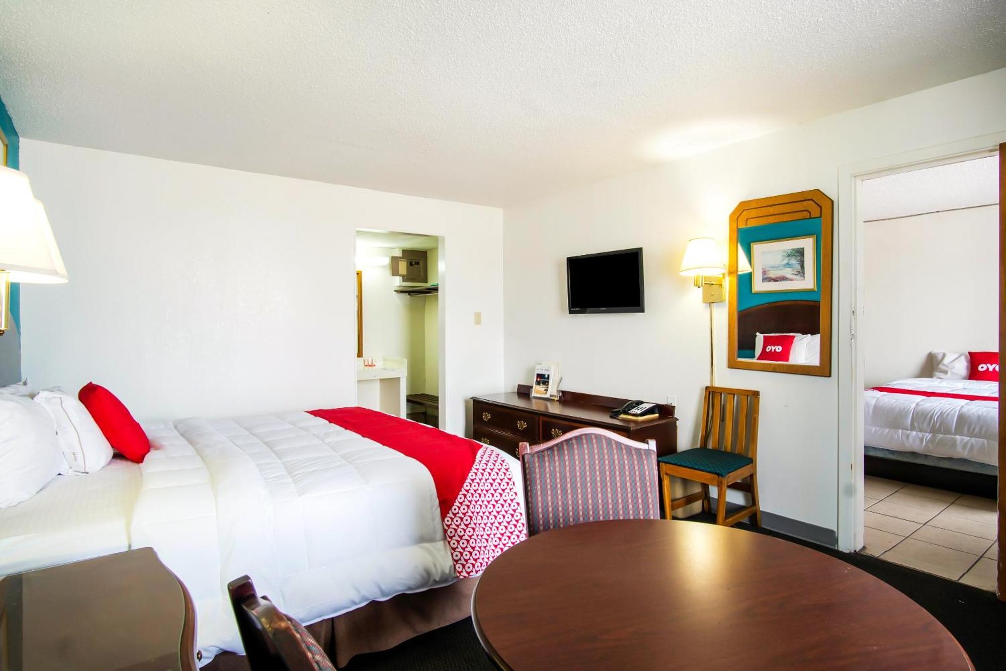 Oyo Hotel Hutchinson West 4Th Ave Bagian luar foto