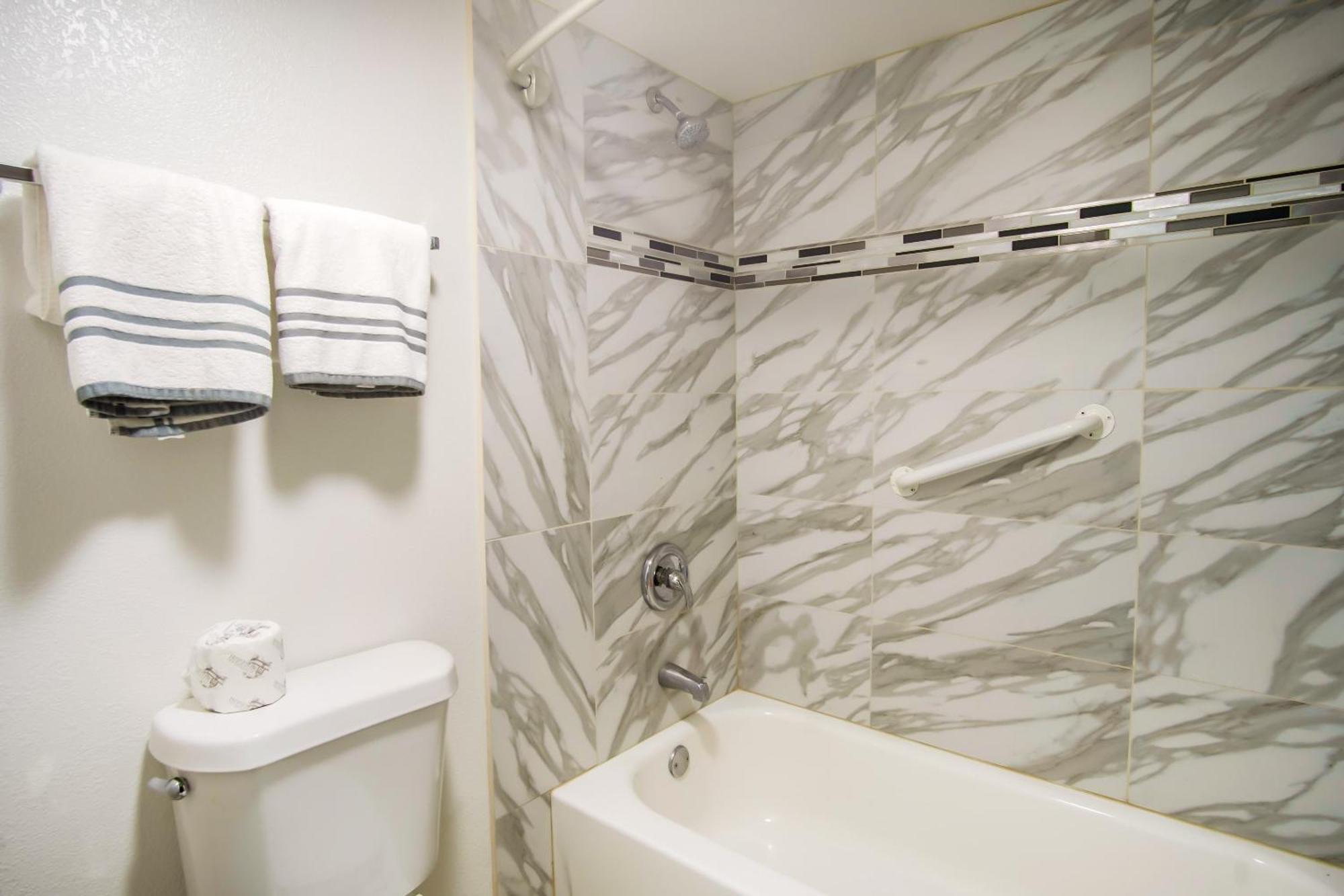 Oyo Hotel Hutchinson West 4Th Ave Bagian luar foto