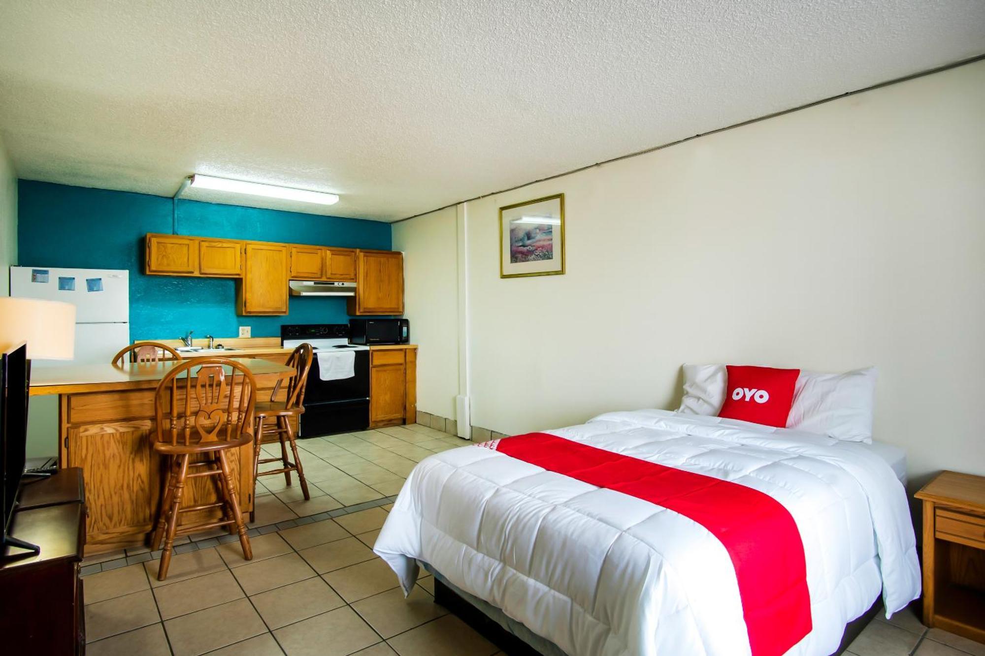 Oyo Hotel Hutchinson West 4Th Ave Bagian luar foto