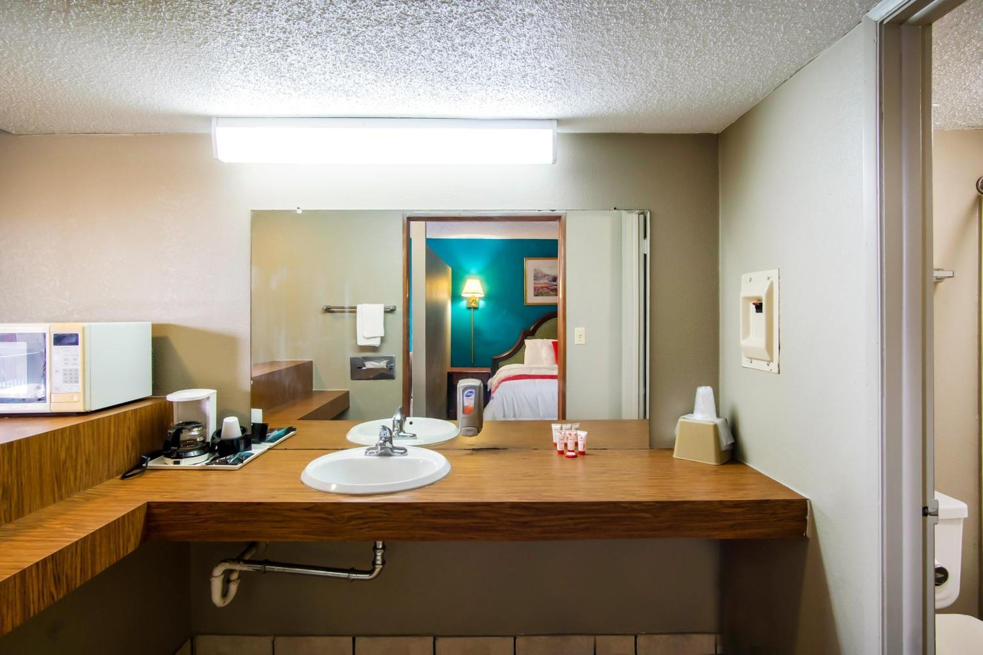 Oyo Hotel Hutchinson West 4Th Ave Bagian luar foto