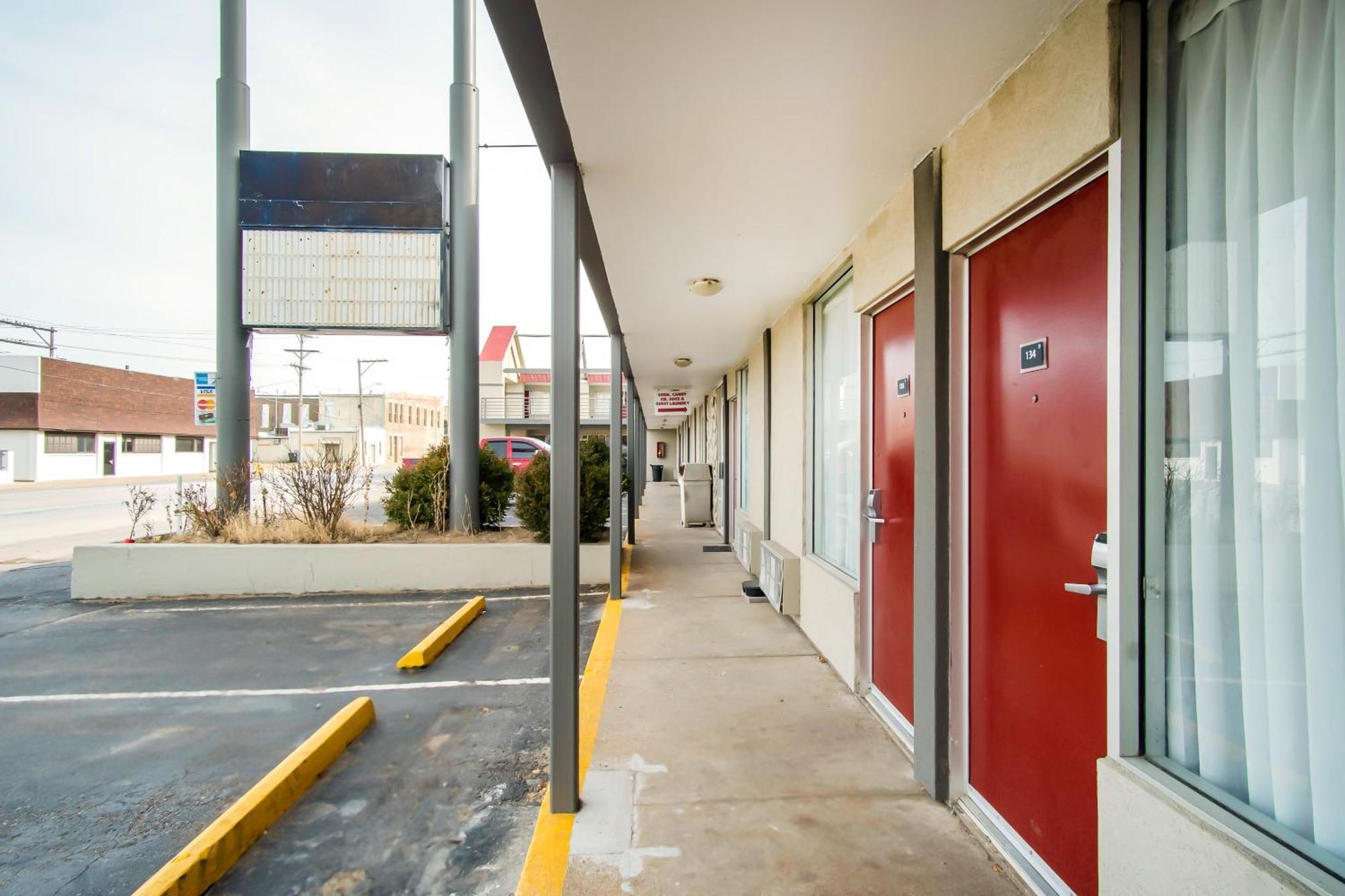 Oyo Hotel Hutchinson West 4Th Ave Bagian luar foto