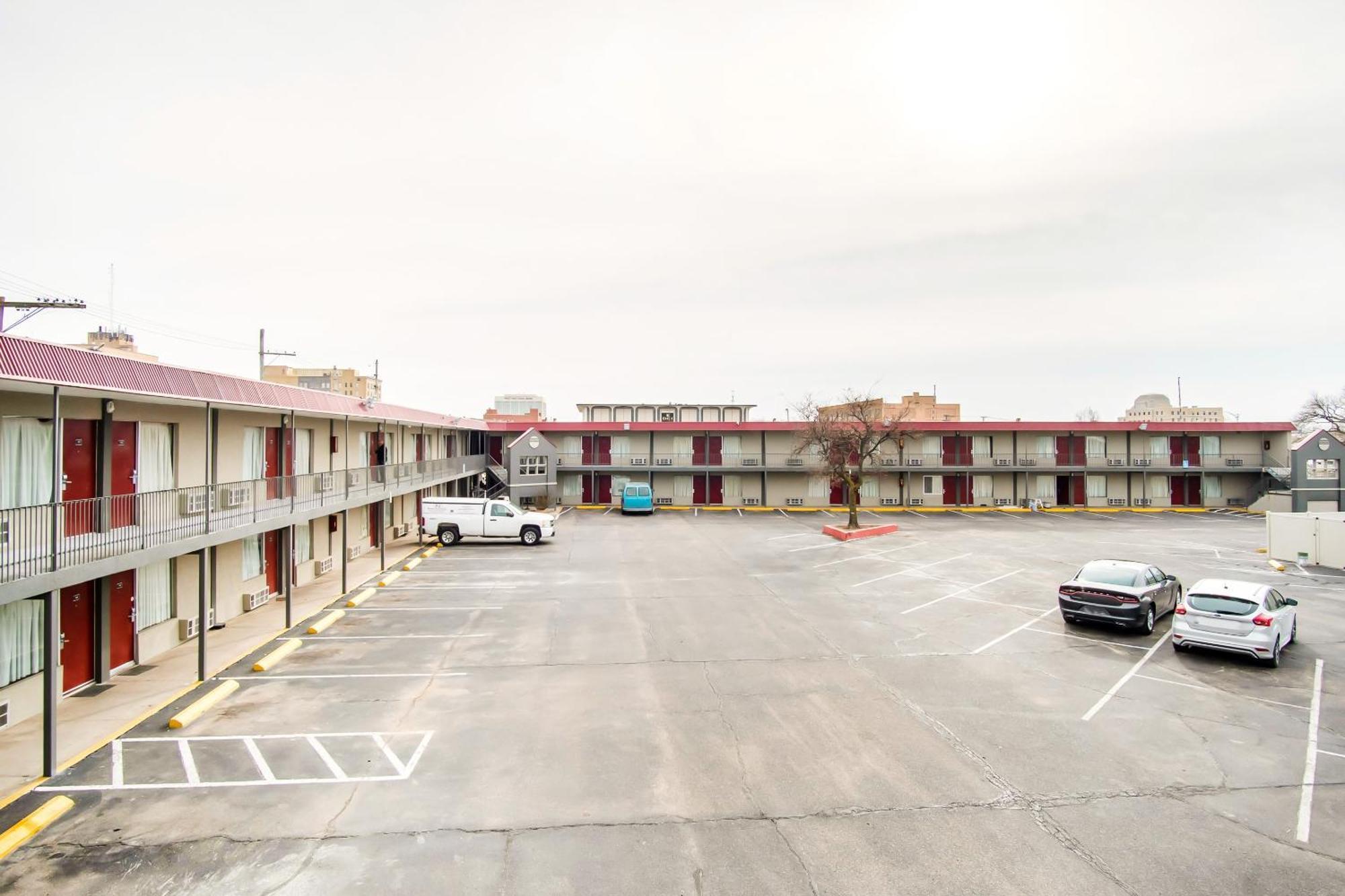 Oyo Hotel Hutchinson West 4Th Ave Bagian luar foto