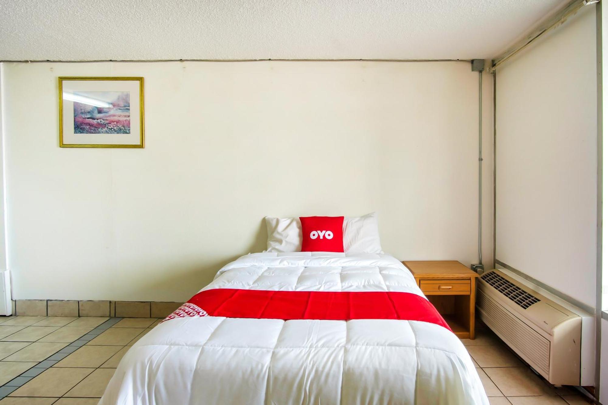 Oyo Hotel Hutchinson West 4Th Ave Bagian luar foto