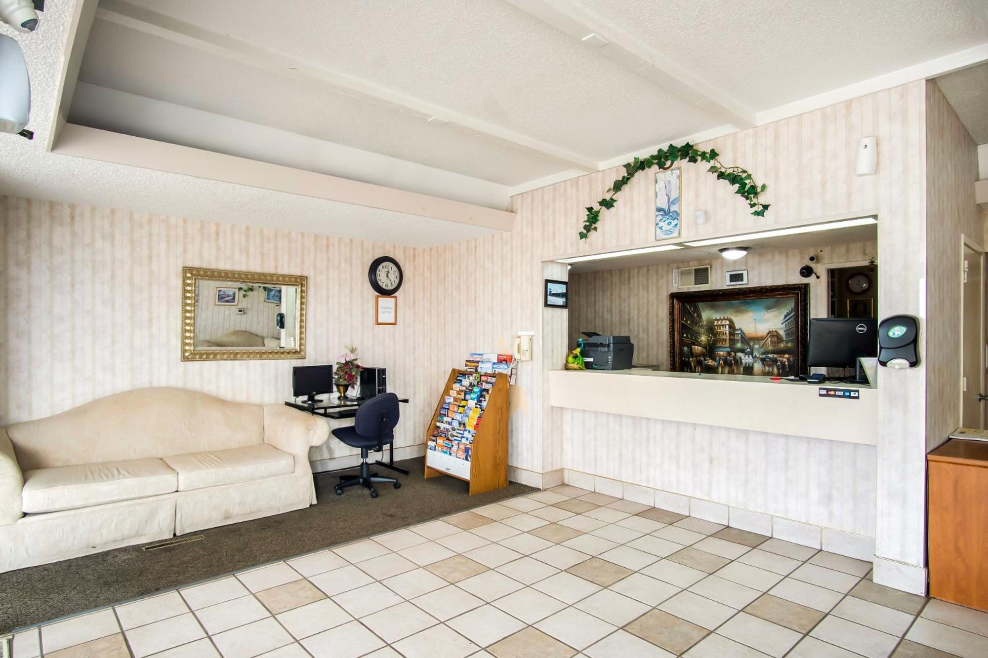 Oyo Hotel Hutchinson West 4Th Ave Bagian luar foto