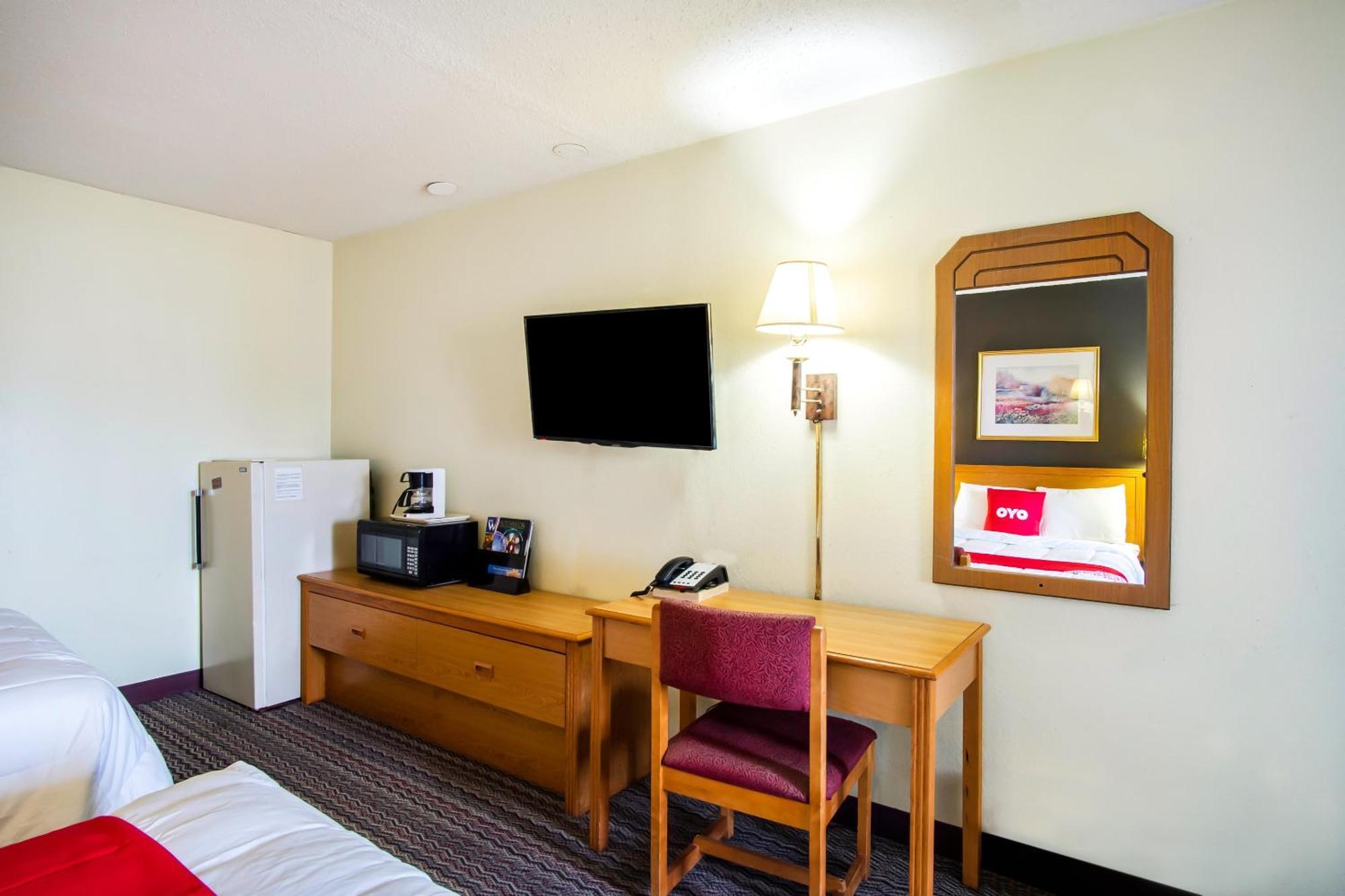 Oyo Hotel Hutchinson West 4Th Ave Bagian luar foto