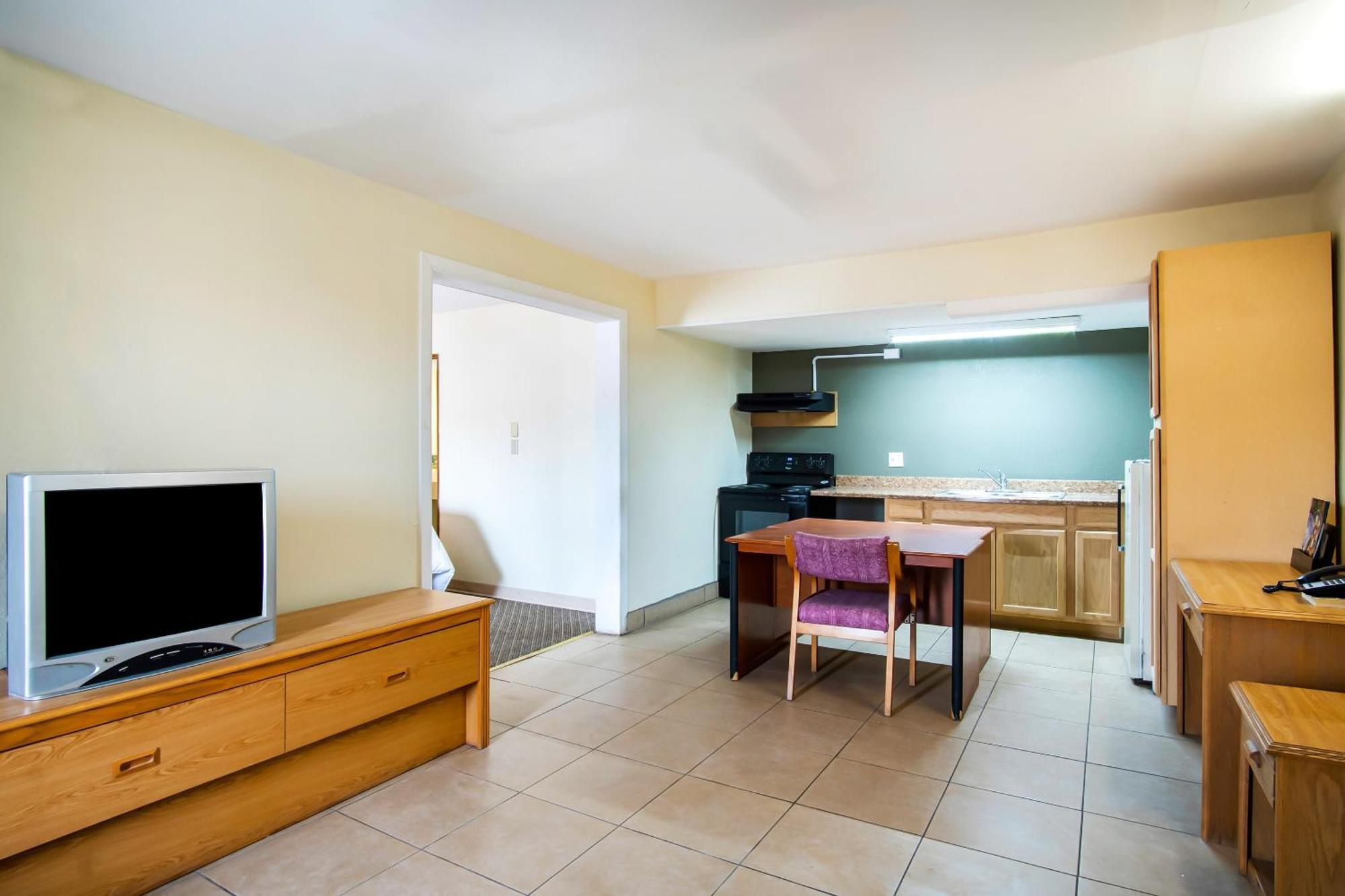 Oyo Hotel Hutchinson West 4Th Ave Bagian luar foto