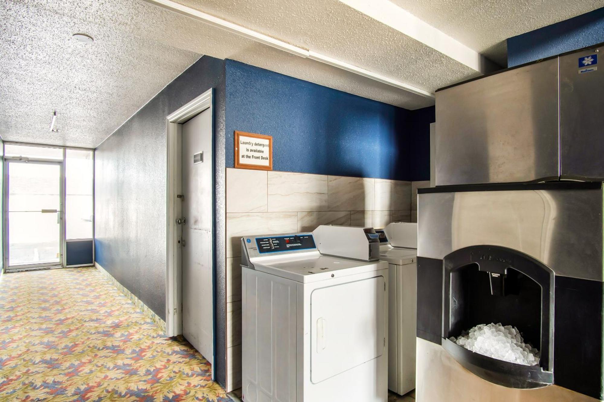 Oyo Hotel Hutchinson West 4Th Ave Bagian luar foto