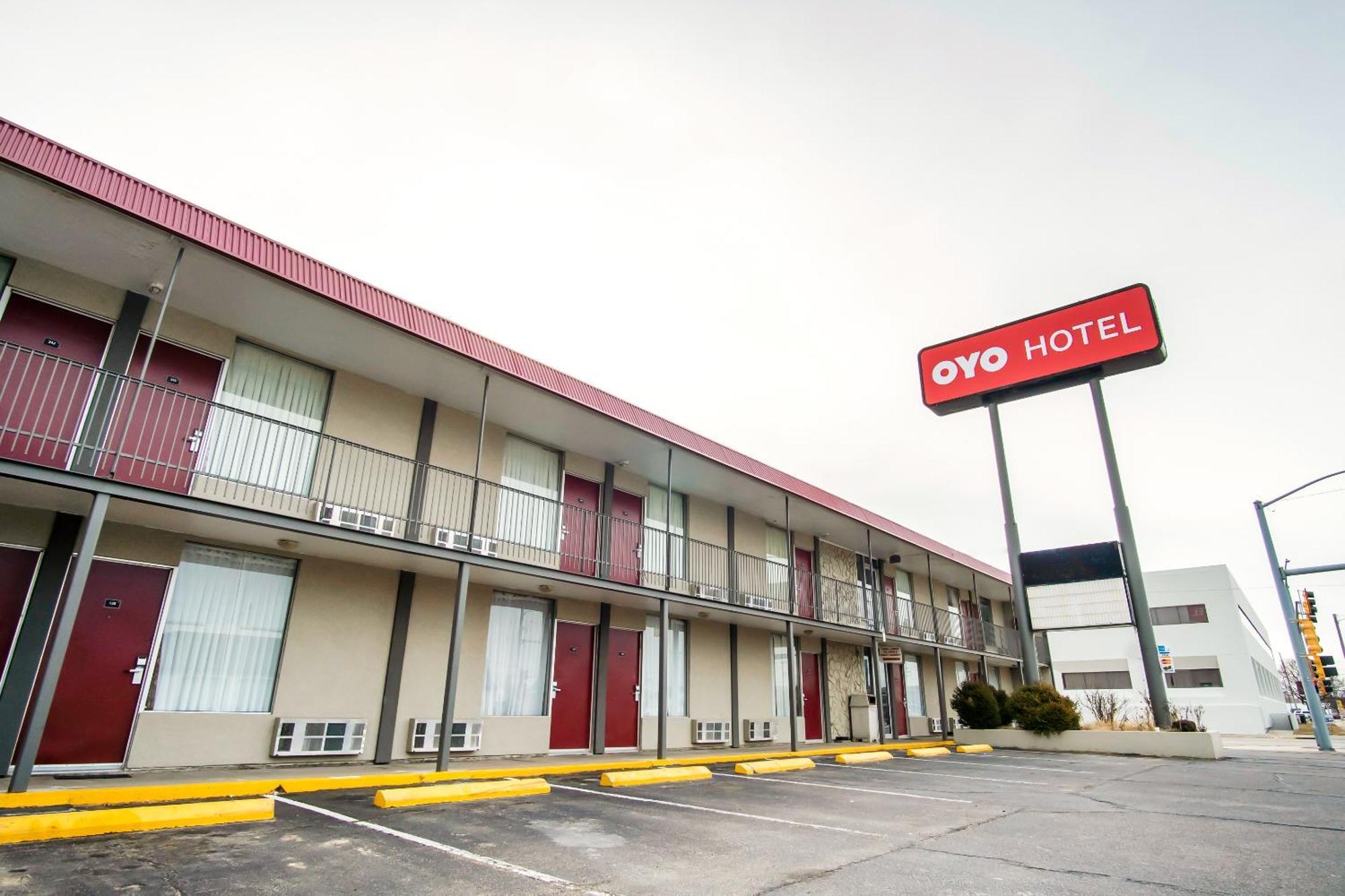 Oyo Hotel Hutchinson West 4Th Ave Bagian luar foto