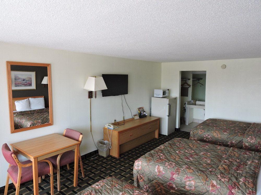 Oyo Hotel Hutchinson West 4Th Ave Bagian luar foto