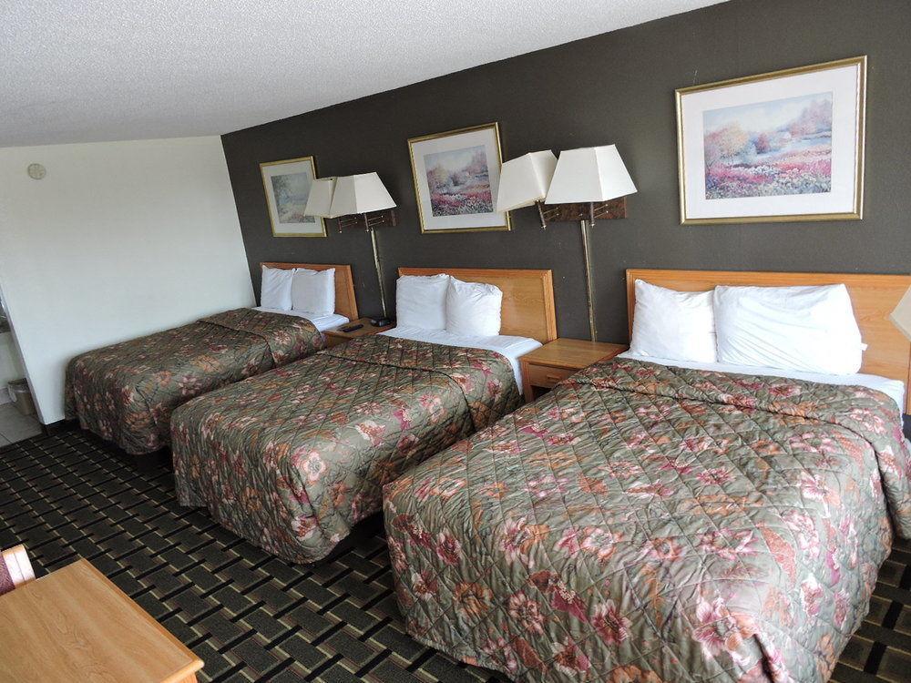 Oyo Hotel Hutchinson West 4Th Ave Bagian luar foto