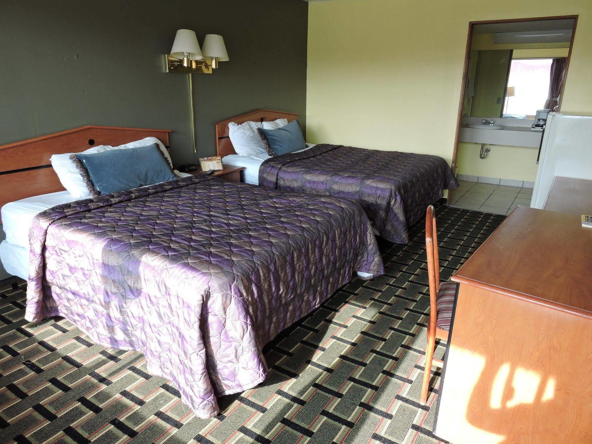 Oyo Hotel Hutchinson West 4Th Ave Bagian luar foto