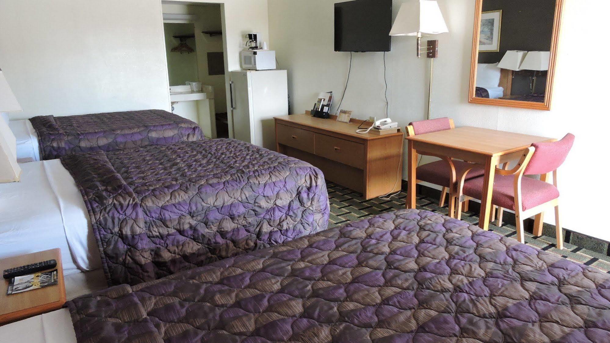 Oyo Hotel Hutchinson West 4Th Ave Bagian luar foto