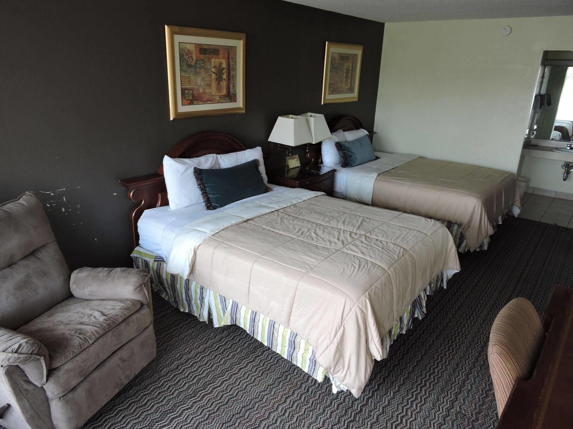 Oyo Hotel Hutchinson West 4Th Ave Bagian luar foto