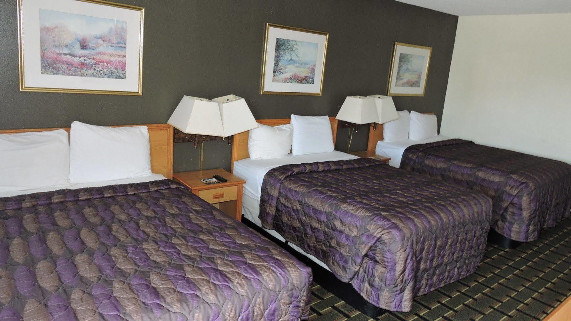 Oyo Hotel Hutchinson West 4Th Ave Bagian luar foto