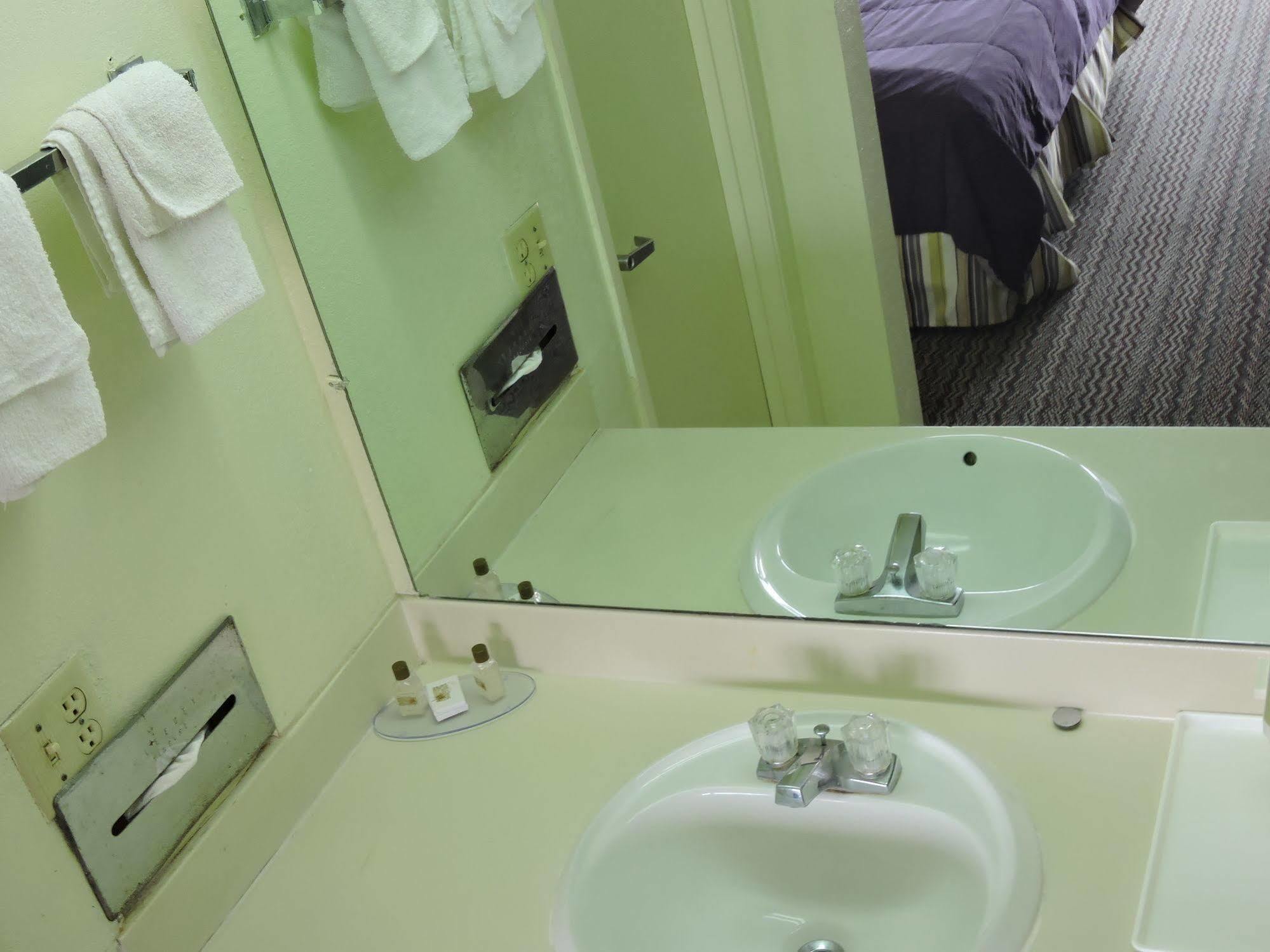 Oyo Hotel Hutchinson West 4Th Ave Bagian luar foto