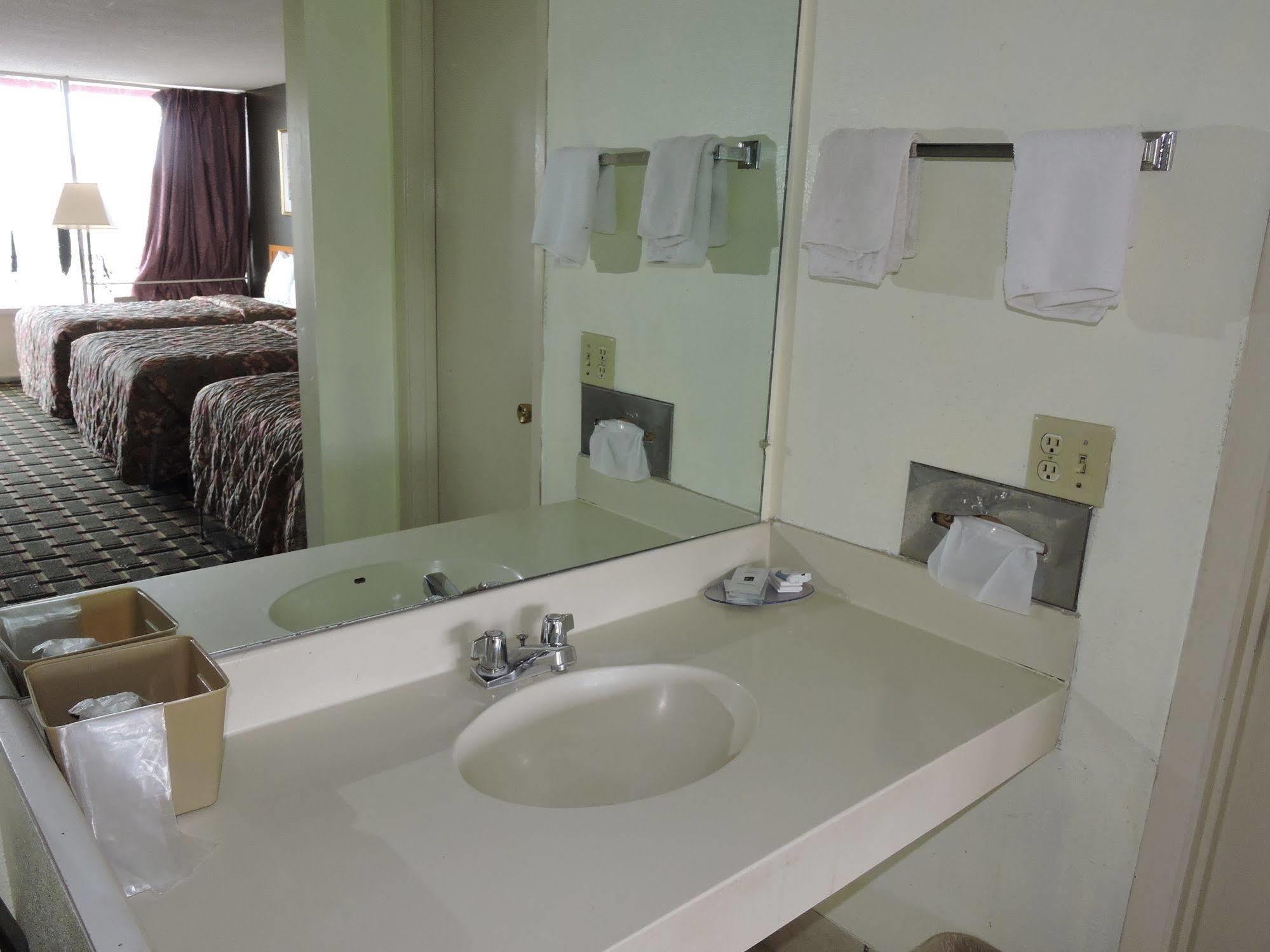 Oyo Hotel Hutchinson West 4Th Ave Bagian luar foto